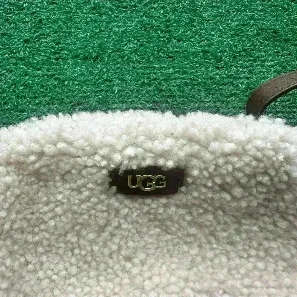 UGG - Picture 2 of 4
